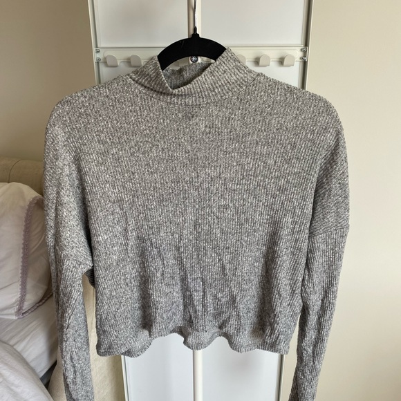 Loose fitting grey mock neck - Picture 2 of 3